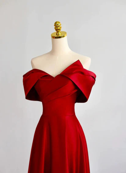 Vestido de fiesta largo con escote en forma de corazón y hombros descubiertos de satén rojo